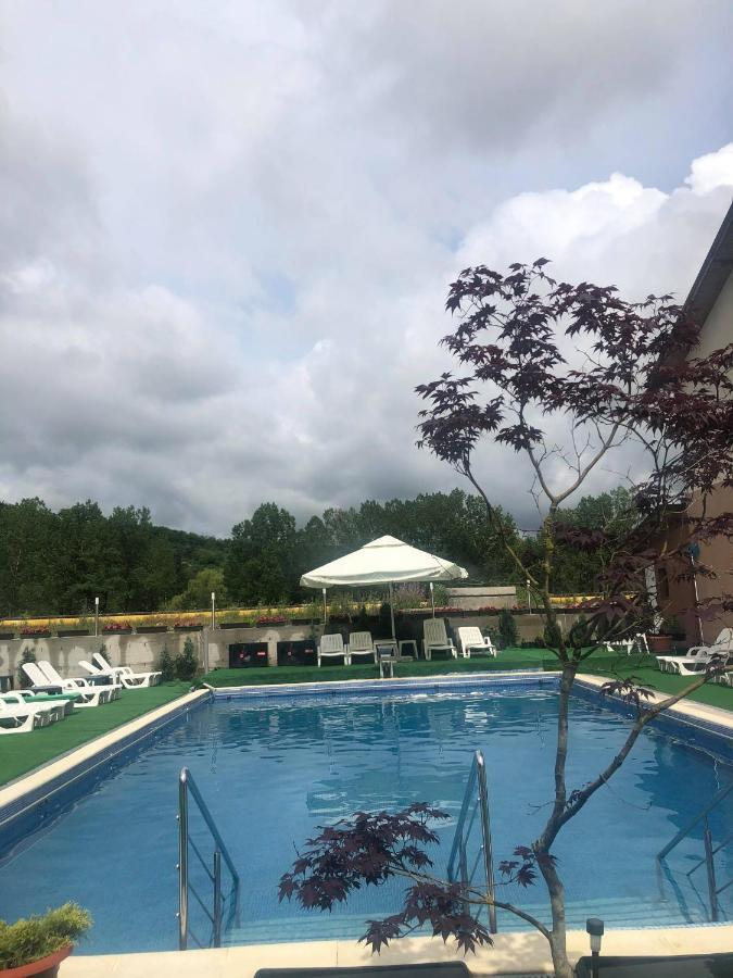 Hotel Ostrov Келіменешті Екстер'єр фото